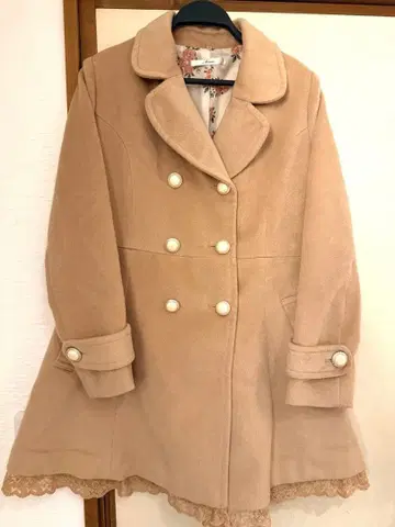 베이지 더블 브레스트 롱 코트