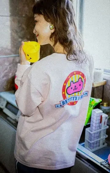 BETTY'S BLUE 에이미짱 백 프린트 롱 T