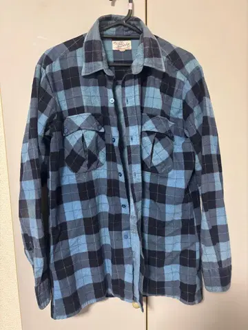 파랑과 블랙 체크 무늬 플란넬 셔츠 구멍 있음