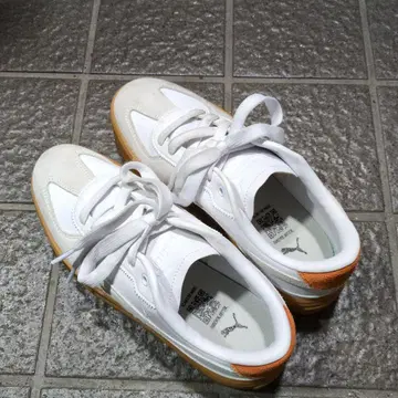 PUMA 화이트 스니커즈 오렌지 악센트