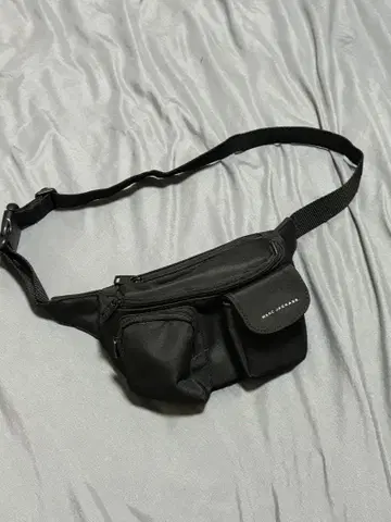 마크제이콥스 힙색 블랙