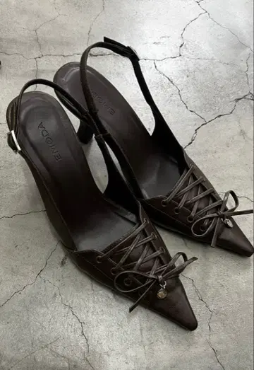 EMODA 레이스업 리본 펌프스 브라운 M