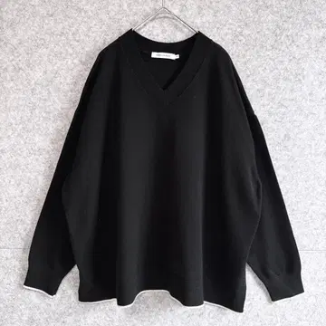 [ 아메리칸 홀릭 ] 배색 와이드 실루엣 V넥 니트 풀오버