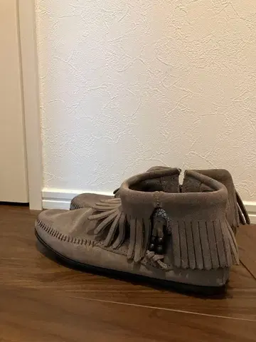 MINNETONKA 그레이 프린지 모카신 부츠