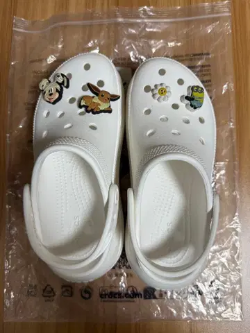 크록스 화이트 샌들 캐릭터 포함