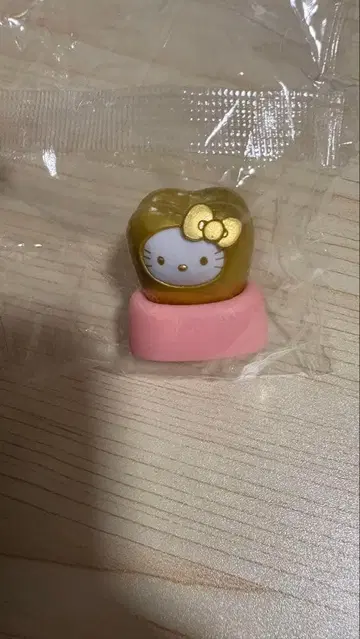 [ 레어 ] 헬로키티 가챠가챠 치아 골드 컬러 미개봉 당일 발송