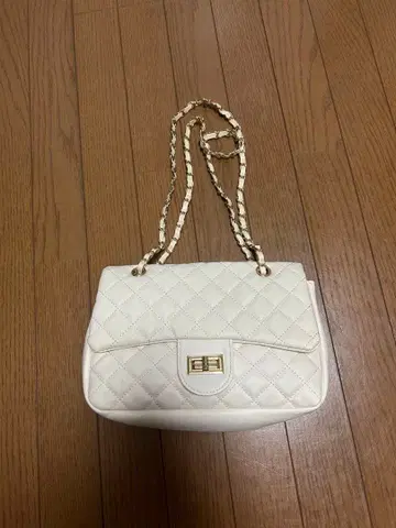 화이트 퀼팅 숄더백