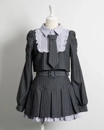 pium 넥타이 포함 스퀘어 프릴 셋업 그레이 스트라이프