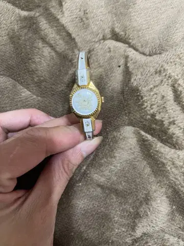 골드 화이트 꽃무늬 쿼츠 시계