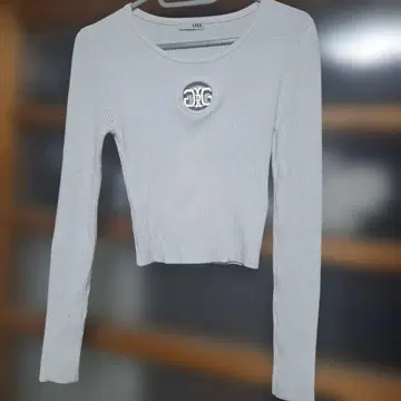 GYDA 화이트 리브 크롭 스웨터