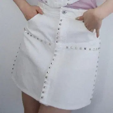 릴리 브라운 캔디 스톡 스터드 데님 스커트 사다리꼴 스커트 화이트