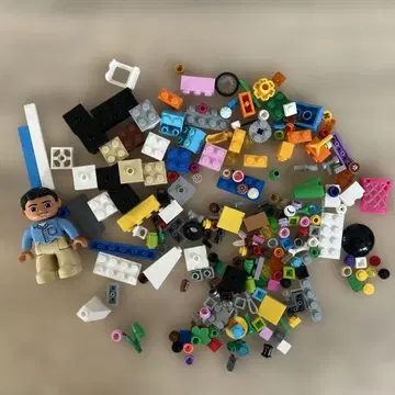 LEGO 블록과 피규어 모음