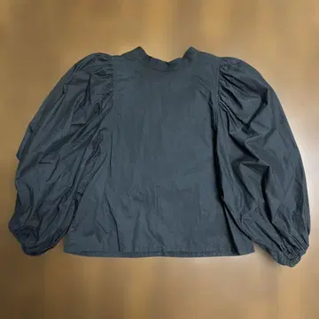 이토 후쿠오카 블랙 퍼프 슬리브 셔츠