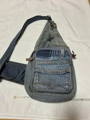 데님 슬링백 앞 포켓 부착