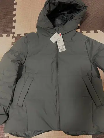미사용 UNIQLO 카키 다운 자켓 M 사이즈
