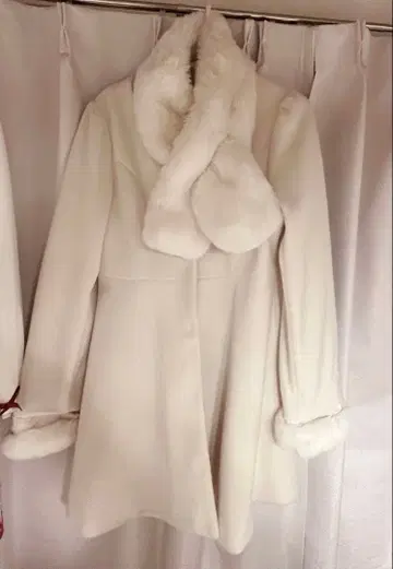 화이트 플레어 코트 퍼 포함