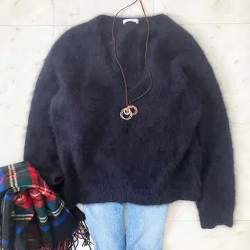 새상품급 뷰티앤유스 라쿤폭스 V넥 퍼 니트 네이비