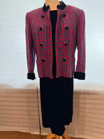 하디 에미스 빨간색과 블랙 체크 무늬 스커트 셋업