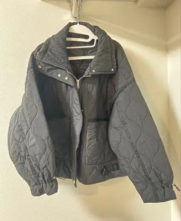 퀼팅 숏 기장 다운 자켓 블랙