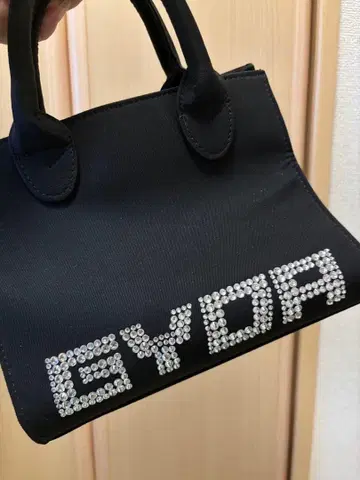 GYDA 스톤 로고 블랙 핸드백