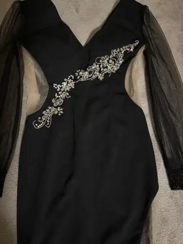 비쥬 블랙 V넥 드레스