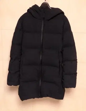 유니클로 심리스 다운 코트 M 블랙 경량 방풍 내구 발수 사양