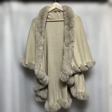 퍼 달린 베이지 판초 라미아