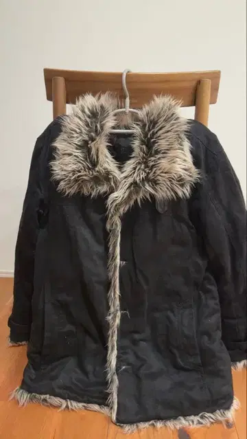 구제 의류 가게에서 구매한 코트