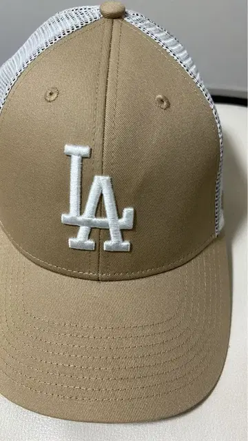 LA 로고 자수 베이지 트래커 캡