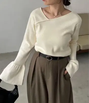 [ 새상품 미사용 ] 플레어 소매 아지메 넥 니트