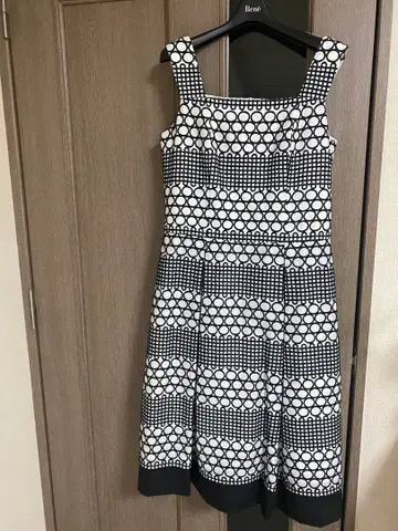 르네 슬리브리스 무릎 기장 원피스 화이트 블랙 도트 자수 36 하자품