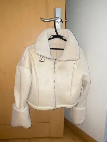 화이트 숏 기장 무스탕 코트 한국