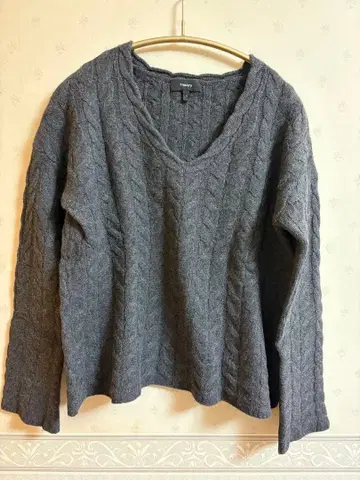 띠어리 케이블 짜임 V넥 니트