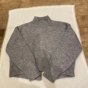 그레이 하이넥 크롭 니트