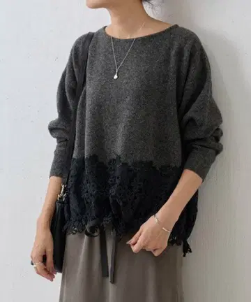 비어즐리 밑단 레이스 니트