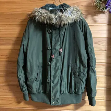 올리브 그린 퍼 자켓