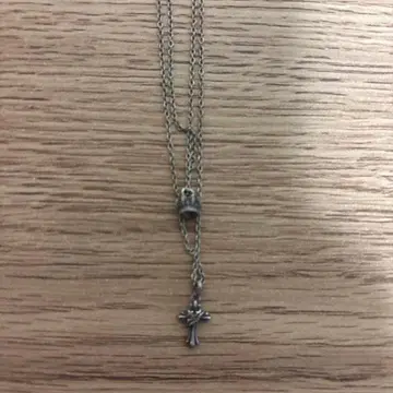 저스틴 데이비스의 크로스 2개 목걸이