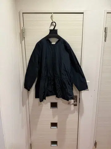 [ 새상품급 ] YORI 긴팔 헴벌룬 블라우스 23년 봄 페플럼 네이비