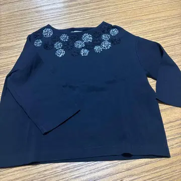 새상품급 BEARDSLEY 블랙 긴팔 T셔츠 꽃무늬 자수