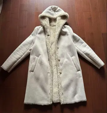 유니클로 후드 부착 무스탕 코트 베이지 M 사이즈