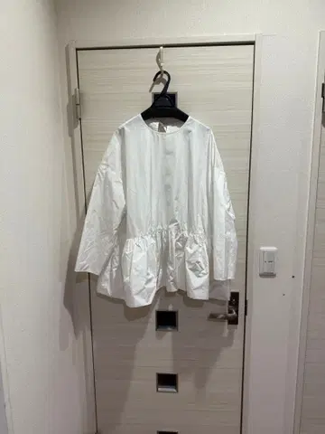 [ 새상품급 ] YORI 긴팔 헤므벌룬 블라우스 23년 봄 페플럼 화이트