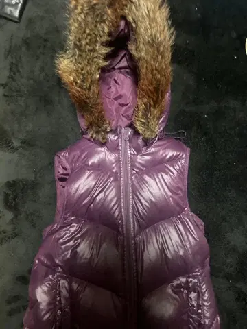 퍼플 다운 베스트 퍼 부착