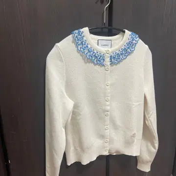 CAPRINO 옷깃 자수 화이트 가디건 캐시미어