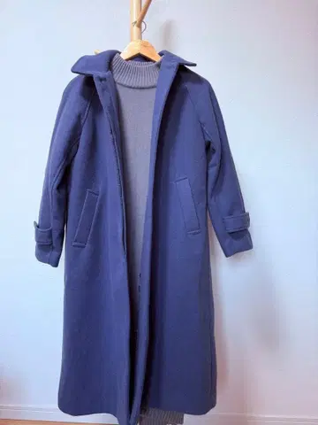 네이비 코트와 그레이 니트 원피스 세트