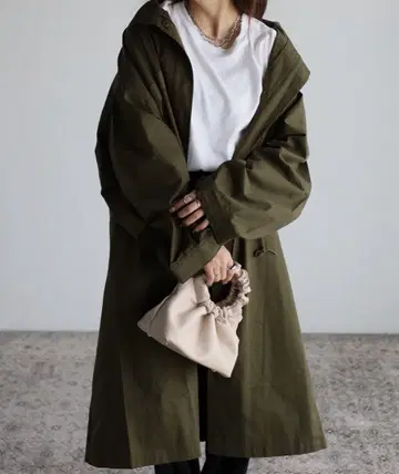 올리브색 후드 부착 모즈 코트
