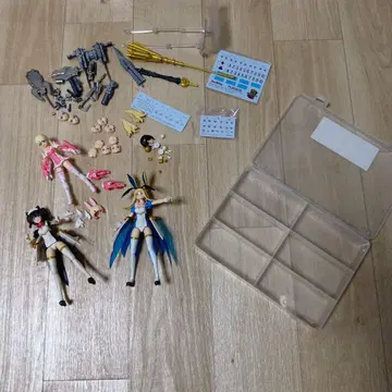 피규어 3체와 부품 세트