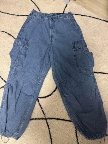 다크 블루 카고 팬츠 사이드 포켓 포함