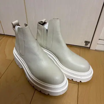 BERVICATO 화이트 부츠