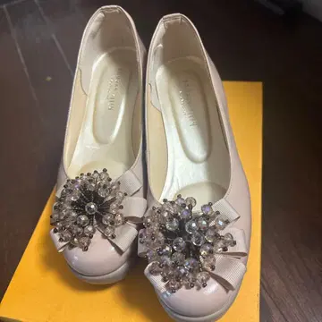 비쥬 장식 베이지 펌프스 힐즈아베뉴