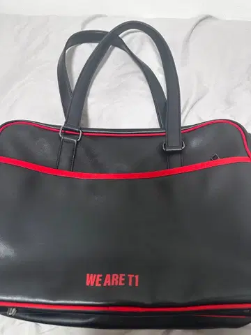 WE ARE T1 토트백 블랙과 빨간색